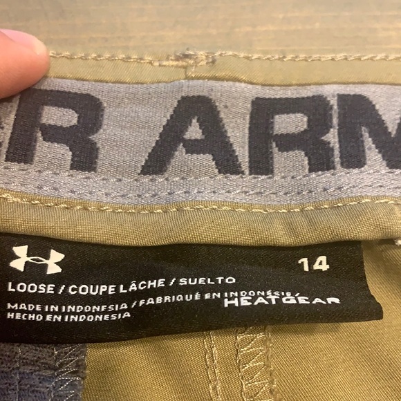 Under Armor Khaki shorts (LOOSE) - Picture 3 of 3